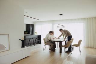 Nieuwbouwzondag 26 april | 10 - 12 uur | Ketserstraat 6

Snel verhuizen naar jouw nieuwbouwwoning? Dat kan in Oeselgem, een charmante deelgemeente van Dentergem! Ontdek deze reeds gebouwde woning en geniet van het landelijke karakter van de prachtige streek, met idyllische Leiearmen en uitnodigende wandelpaden. Bovendien is deze locatie uitstekend bereikbaar: Waregem en Deinze liggen op slechts 15 minuten rijden.

Deze moderne, nieuwe woning op lot 6 omvat: een inkomhal, een ruime woon- en eetkamer met veel lichtinval, een open keuken, een bureau en een praktische berging. Op de eerste verdieping vind je drie slaapkamers, een badkamer en een extra berging. 

Kom zelf ontdekken wat deze woning te bieden heeft!
Contacteer ons voor meer informatie of een afspraak. Wil je de locatie alvast bekijken? De verkaveling bevindt zich links naast Vijvestraat 30 in Oeselgem.