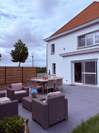 Gerenoveerde woning met 5 SLK en zonnige tuin<br /><br />Bij het binnenkomen word je verwelkomd in een ruime inkomhal die toegang biedt tot de lichtrijke leefruimte.<br />Deze bestaat uit een gezellige zithoek met palletkachel, een eethoek en een open, volledig uitgeruste keuken met zicht op het aangelegde terras.<br /><br />Op het gelijkvloers vind je verder een badkamer met ligbad en dubbele wastafel, evenals een apart toilet.<br /><br />De eerste verdieping beschikt over drie volwaardige slaapkamers en een tweede badkamer met douche, wastafel en toilet.<br /><br />Op de tweede verdieping bevinden zich nog eens twee extra slaapkamers.<br /><br />Buiten geniet je vooraan van een verzorgde voortuin met aangelegde parkeerplaatsen en een laadpaal. Achteraan is de woning eveneens bereikbaar via een achterliggende straat, waar zich een carport en een extra tuinberging bevinden. Het ruime, aangelegde terras maakt het plaatje compleet. Ook de buitengevel zit in een fris laagje verf!<br /><br />Deze woning werd met oog voor detail, liefde en toekomstgerichtheid gerenoveerd, wat resulteert in een gunstige EPC-waarde B. Bovendien is de woning asbestveilig en beschikt ze over een conforme elektrische keuring.