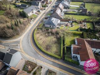 BOUWRIJPE GROND, VERGUND VOOR 2 WONINGEN IN HALF-OPEN BEBOUWING. Mooi en rustig gelegen in de doprskern van deelgemeente Mal. Lokale...