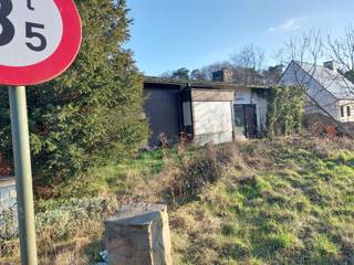 Volledig te renoveren of herbouwen laagbouwwoning op hoekperceel.<br />Gelegen aan de steenweg vlakbij bos, wandel en fietsroutes.<br />Aangename buren, vlakbij centrum Poederlee, openbaar vervoer, 7 min verwijderd van snelweg oprit.<br /><br />Aanbouw in slechte staat.<br />Ruime woning met grote garage, tuin, 4 slaapkamers, hobby/ bureau ruimte, 2 leefruimtes, keuken, badkamer , apart toilet , wasruimte, kelder, terras en veranda.<br />190 vierkantemeter woonoppervlakte.<br />769 vierkantemeter perceeloppervlakte.<br />Volledig te renoveren/ strippen of af te breken en herbouwen. <br /><br />Indeling: inkomhal, links toegang tot grote leefruimte, rechtdoor toegang tot keuken en 2de leefruimte.<br />2de leefruimte geeft toegang tot hobby/ bureauruimte, veranda, wasruimte , toilet en achterdeur.<br />Achter de keuken bevindt zich de badkamer, dubbele lavabo ,bad en warmwaterboiler.<br />Keuken geeft toegang tot de nacht hal en de 4 slaapkamers. Alles gelijkvloers.<br /><br /><br /><br />
