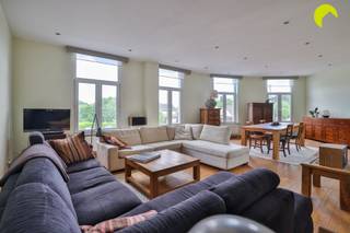 Sur un emplacement central et commercial à Edegem, nous vous proposons ce bien polyvalent composé d'un rez-de-chaussée commercial à rénover +...