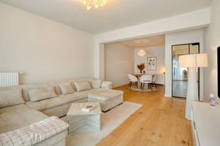 <p><span><span>Op een centrale en vlot bereikbare locatie in Ranst bevindt zich dit ruime en instapklare appartement met een bewoonbare oppervlakte van circa 113 m². Winkels, scholen en openbaar vervoer liggen in de nabije omgeving, terwijl ook de Kleine Nete en verschillende wandel- en fietsroutes gemakkelijk bereikbaar zijn.</span></span></p><p><span><span> </span></span></p><p><span><span>Bij het betreden van het appartement komt u terecht in de inkomhal, die toegang biedt tot de verschillende vertrekken. De ruime leefruimte geniet van een aangename lichtinval en biedt voldoende plaats voor zowel een gezellige zithoek als een volwaardige eetkamer. Aansluitend bevindt zich de afzonderlijke, volledig uitgeruste keuken.</span></span></p><p><span><span> </span></span></p><p><span><span>Het appartement beschikt verder over drie volwaardige slaapkamers, waardoor het eveneens geschikt is voor een gezin of voor wie behoefte heeft aan een bureau- of hobbyruimte. De badkamer werd in 2025 volledig vernieuwd en modern afgewerkt. Daarnaast zijn er een apart toilet en een praktische berging met aansluitingen voor een wasmachine en droogkast aanwezig. Het balkon vormt een fijne buitenruimte waar u rustig van de buitenlucht kunt genieten.</span></span></p><p><span><span> </span></span></p><p><span><span>De overige renovatiewerken dateren van 2015 en het appartement verkeert dan ook in een zeer verzorgde en instapklare staat. Dankzij het gunstige EPC-label A en de conforme elektrische installatie geniet u bovendien van energiezuinig en comfortabel wonen.</span></span></p><p><span><span> Tot slot is een parkeerplaats onder carport inbegrepen in de prijs!</span></span></p><p><span><span>Bent u op zoek naar een ruim appartement met drie slaapkamers, een gunstige energiescore en een centrale ligging? Neem dan gerust contact met ons op voor meer informatie of een bezoek ter plaatse.</span></span></p>