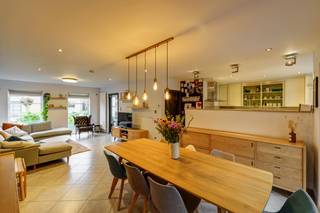 <p>Voor meer info of een bezoek ter plaatse contacteer steven@copandi.be of bel 0498 61 58 86.</p><p><br />Deze instapklare en energiezuinige woning is uitstekend gelegen in een doodlopende straat, op wandel of fietsafstand van centrum Mechelen maar in een zeer rustige wijk net achter de Stuivenbergvaart en aan het Vrijbroekpark. De meeste woningen in deze wijk dateren van eenzelfde bouwjaar, wat zorgt voor een publiek van doorgaans jonge gezinnen en een kindvriendelijke omgeving. De woning werd in 2004 gebouwd en voldoet aan alle hedendaagse vereisten: een laadpaal, zonnepanelen, EPC-label B, conforme elektriciteit, veel lichtinval en instapklaar.</p><p></p><p><strong>Gelijkvloers</strong><br />Via de inkomhal met toegang tot het gastentoilet en een berging onder de trap, komen we de woning binnen. Van hieruit betreedt je een ruime leefruimte met open keuken van meer dan 44 m², waar zithoek en eetplaats naadloos in elkaar overlopen. Aansluitend bevindt zich een veranda/overdekt terras die zorgt voor extra licht en een aangename overgang naar het ruime terras. De woning beschikt bovendien over een zeer ruime garage met plaats voor een wagen en extra opslag of wasplaats. De inkomhal is van gelijkvloers tot boven voorzien van een verticale lichtstraat, die voor licht in de ganse woning zorgt.</p><p></p><p><strong>Verdiep 1</strong><br />Op de eerste verdieping bevinden zich drie slaapkamers van verschillende groottes. Eén van deze kamers is een doorgangskamer, die dient om naar de 2e verdieping te gaan en dus wel als dressing of bureauruimte kan dienen. Daarnaast is er een ruime badkamer met douchecabine, ruim ligbad en dubbele lavabo en een apart toilet.</p><p></p><p><strong>Verdiep 2</strong><br />De tweede verdieping biedt nog twee ruime slaapkamers en een extra berging. Deze ruimtes zijn ideaal als extra slaapkamers, bureau of hobbyruimte.</p><p></p><p>Deze woning in Mechelen combineert ruimte, comfort en een praktische indeling. Dankzij de kindvriendelijke ligging, de vijf kamers, garage en aangename buitenruimte is dit een ideale gezinswoning met tal van mogelijkheden.</p><p></p><p>✅ Vijf slaapkamers<br />✅ Ruime leefruimte met open keuken<br />✅ EPC-label B, zonnepanelen <br />✅ Garage en praktische berging<br />✅ Ideale gezinswoning met veel ruimte</p>