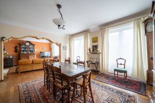 <p><span>Zeer ruim klassevol appartement met 3 slaapkamers en terras</span></p><p><span>Nabij alle faciliteiten is deze premium locatie het perfecte uitvalspunt, dicht bij het centrum en snel uit de stad, op 100 m van het Harmoniepark bevindt zich dit zeer ruime appartement op de 6de verdieping van een klassevolle, goed onderhouden residentie.</span></p><p><span>Het appartement bestaat uit een royale inkomhal met toilet, vestiaire en berging, een zeer ruime (+/- 60 m²), brede en lichtvolle living met aansluitende eetkamer, een keuken met aanpalende wasplaats. Via de nachthal bereikt men 3 ruime slaapkamers en de badkamer. Achteraan bevindt zich een recent volledig vernieuwd terras met gunstige zuidoriëntatie.</span></p><p><span>Met een totale oppervlakte van 140 m² biedt dit appartement een zee van ruimte. De authentieke parketvloeren verkeren in zeer goede staat. Verder zijn er nog 2 zeer ruime kelderbergingen. Het gebouw genoot de laatste jaren van diverse renovaties (dak+isolatie, cv ketels, terrassen, leidingen, ...)</span></p><p><span>Contacteer ons op 03 400 43 23 voor meer info of een bezoek en surf naar onze website voor een virtuele rondleiding.</span></p><p><span> </span></p><p><span> </span></p><p><span>+ Zeer gunstige centrale ligging</span></p><p><span>+ Breed, ruim lichtvolle living</span></p><p><span>+ 3 ruime slpks</span></p><p><span>+ Veiligheidsdeur</span></p><p><span>+ 2 ruime kelders (ideaal voor fietsen)</span></p><p><span>+ Mooi zonneterras</span></p><p><span> </span></p>