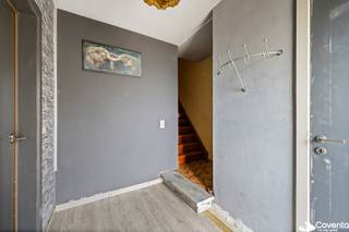 Woning met 3 slaapkamers en garage op de Bosmolens in Izegem<br /><br />In de Pieter De Coninckstraat 11, op de gegeerde <strong>Bosmolens</strong> in Izegem, ontdekt u deze woning met drie slaapkamers, een garage en een koer met terras. De praktische indeling en de mogelijkheid om het interieur naar eigen smaak op te frissen, maken dit een interessante kans voor wie een eigen thuis wil creëren. <br /><br />De inkomhal met trap leidt naar de woonkamer met salon. Verder vindt u de keuken met <strong>ontbijthoek </strong>en een ruime berging/wasplaats. De aansluitende <strong>garage </strong>biedt praktisch comfort. Buiten is er een koer met terras, aangevuld met een handige <strong>uitweg</strong>.<br /><br />Op de verdieping bevinden zich <strong>drie slaapkamers</strong> en de badkamer. De woning beschikt over<strong> centrale verwarming</strong> op gas en dubbele beglazing: een goede basis om verder op voort te bouwen.<br /><br />Met een gerichte opfrissing geeft u deze woning een eigentijdse uitstraling die helemaal bij u past. Een mooie opportuniteit voor wie de mogelijkheden ziet van een woning op een goede locatie in Izegem.<br /><br />Interesse in deze woning op de Bosmolens? Plan een bezoek en ontdek het potentieel ter plaatse.<br /><br />EPC label D, geen renovatieplicht.<br />Bewoonbare oppervlakte 176m².<br /><br />Benieuwd naar dit pand of een andere eigendom? www.coventa.be – 051 222 051