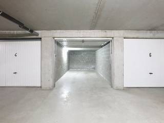 Deze centraal gelegen garagebox (nr. 5), uitgerust met verlichting en elektriciteit, bevindt zich in de residentie Duinzicht III, aan de Duinenweg 231A te Middelkerke. De garagebox is gelegen op verdieping -1 en heeft een totale oppervlakte van 16m².Diepte: 5,95mBreedte: 2,76mHoogte: 1,98mInrijbreedte: 2,38mGeïnteresseerd in deze goed gelegen box in Middelkerke? Neem vandaag nog contact met ons op om een bezichtiging te plannen!Bestuursmaatregelen in het maatregelenregister: nee