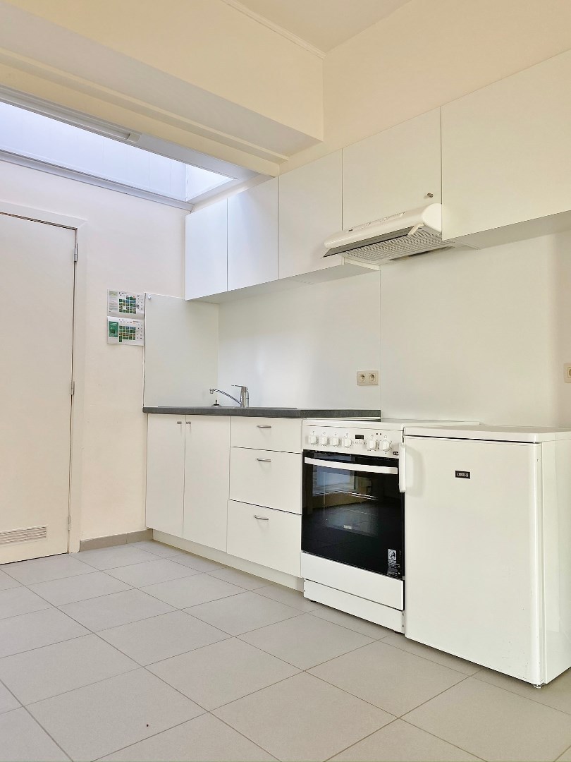 Rijwoning gelegen in de dorpskern met koer en buitenberging. - foto 5