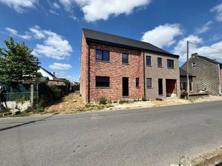 Casco nog af te werken halfopen nieuwbouwwoning te Oudegem, gelegen op wandelafstand van de dijk en het wandelpad langs de Dender, en op fietsafstand van zowel Dendermonde als Sint-Gillis. De woning is gebouwd op een perceel van circa 227 m² en beschikt over een royale bewoonbare oppervlakte van 190 m². Dankzij de halfopen structuur geniet u van extra lichtinval en een open gevoel in de ruime leefruimtes. De woning omvat drie volwaardige slaapkamers en een ruime zolderverdieping die zich perfect leent tot het inrichten van extra slaapkamers, een hobbyruimte of een thuiskantoor. Aan de zijkant van de woning bevindt zich een praktische oprit, die zorgt voor parkeergelegenheid op eigen terrein. Deze woning wordt casco aangeboden, wat betekent dat u de afwerking nog volledig naar eigen smaak en wensen kunt bepalen en uitvoeren — van vloeren en keuken tot badkamer en schilderwerken. Dit biedt u de unieke mogelijkheid om de woning volledig naar uw persoonlijke stijl om te vormen. Indien gewenst, kunnen wij u hierbij ondersteunen: wij bieden de mogelijkheid om de volledige afwerking voor u te coördineren in samenwerking met betrouwbare partners, zodat u zorgeloos kunt genieten van het eindresultaat.<br /><br />Interesse in een bezichtiging of meer informatie over de afwerkingsmogelijkheden? Neem gerust contact met ons op via 052 52 52 10 of info@capston.be.