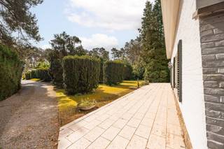 Voor verdere info of een vrijblijvende waardebepaling van uw eigendom: gil.christiaens@homixx.be of 016 79 29 00.<br /><br />Bent u op zoek naar een uniek renovatieproject op een toplocatie waar rust, ruimte en groen centraal staan? Homixx Vastgoed stelt u met trots deze karaktervolle, open laagbouwwoning voor, gelegen in de residentiële en bosrijke Boswachterlaan te Tremelo. Dit eigendom bevindt zich op een indrukwekkend perceel met een totale grondoppervlakte van maar liefst 2.497 m². Met een royale bewoonbare oppervlakte van 238 m² biedt deze woning een uitzonderlijk potentieel om volledig naar uw eigen hand en smaak te worden gemoderniseerd tot uw absolute droomthuis.<br /><br />Bij het betreden van de woning ervaart u meteen het praktische comfort van een laagbouw. Het gelijkvloers beschikt over een gezellige leefruimte en een keuken die klaar is voor een volledige renovatie. Daarnaast bevinden zich hier twee volwaardige slaapkamers en een functioneel ingerichte badkamer. De bovenverdieping herbergt nog een extra ruimte die perfect kan dienen als thuiskantoor, creatieve studio of als een volwaardige derde slaapkamer. Daarnaast is er een ruime zolder aanwezig die uitstekende mogelijkheden biedt voor extra opslagruimte.<br /><br />Buiten is het heerlijk vertoeven op het terras, waar u in alle privacy kunt genieten van de omliggende natuur en de rustgevende bosomgeving. Het pand is tevens voorzien van uitstekende parkeergelegenheid dankzij de inpandige garage. Let wel op dat er op dit pand een renovatieverplichting rust, wat u de ideale kans biedt om de woning energetisch en esthetisch te transformeren volgens de allernieuwste normen. <br />Neem vandaag nog contact met ons op om uw bezoek in te plannen!