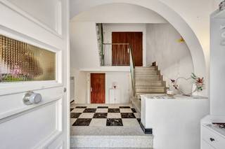 <p>Op een rustige en aangename ligging in Denderleeuw bevindt zich deze ruime, instapklare woning. Dankzij de gunstige ligging bevinden het treinstation, winkels en scholen zich in de nabije omgeving. Ook de oprit van de E40 bereikt men op slechts enkele minuten rijden. <strong>Een extra troef is het gunstige EPC-label B!</strong><br />Het gelijkvloers omvat een ruime inkomhal, een lichtrijke living met salon en eetplaats, een keuken en een praktische berging. Op de eerste verdieping bevinden zich een nachthal, drie volwaardige slaapkamers en een badkamer. De ruime zolderverdieping biedt bovendien mogelijkheden voor het creëren van extra slaapkamers of een polyvalente ruimte.<br />De woning is volledig onderkelderd en beschikt over een inpandige garage en bijkomende bergruimte.<br />Buiten geniet men van een gezellig terras en een aangename tuin waar men in alle rust kan ontspannen. Cv op aardgas - dak met pannen en isolatie - ramen in hout dubbel en enkel glas.<br /><strong>Een ideale gezinswoning die ruimte, comfort en een uitstekende bereikbaarheid combineert!</strong></p>
