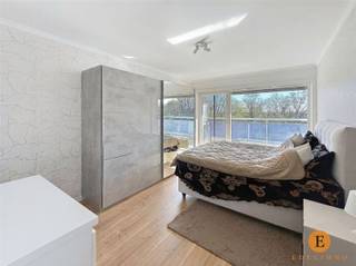 Centraal gelegen opbrengsteigendom met 2 slaapkamers en garagebox.Dit instapklare appartement biedt een aangename combinatie van comfort, licht en...