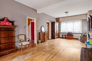 <div><div> <p>Halfopen bebouwing met zonnige tuin en uitbreidingsmogelijkheden in centrum Wommelgem.</p><p>Deze charmante woning is rustig en toch centraal gelegen op een perceel van 245 m². Het pand vormt een interessant renovatieproject met veel potentieel én met uitbreidingsmogelijkheden op alle verdiepingen. Op het gelijkvloers bevinden zich de inkomhal met gastentoilet, een leefruimte van ca. 30 m² over de volledige diepte van de woning en de keuken, met aansluitend een te vernieuwen bijgebouw. Via de rechterzijde van de woning is er toegang tot de zuidoost-gerichte tuin van ca. 105 m². Op de verdieping bevinden zich drie slaapkamers (twee van 15 m² en één van 5 m²) en een badkamer met ligbad en wastafel. Onder het zadeldak bevindt zich een zolderruimte die mogelijkheden biedt voor het creëren van een extra kamer of bureau. De woning is uitgerust met een recente verwarmingsketel op aardgas.</p></div> </div>