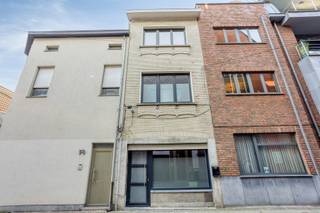 Bent u op zoek naar een renovatieproject met tal van mogelijkheden in hartje Aalst? Dan is deze te renoveren stadswoning precies wat u zoekt!...