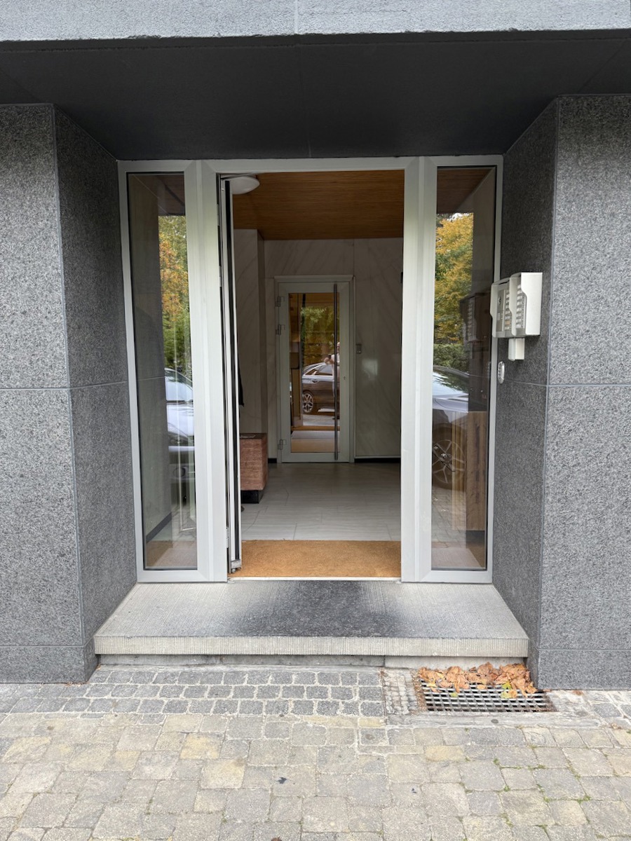 Uniek gelegen ruim appartement met 2 slaapkamers en terras - foto 4