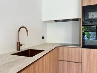 In een kleinschalig appartementsgebouw in de Tuinwijk te Berchem vinden we dit 2 slaapkamer appartement met bewoonbare oppervlakte van +-80m² en een zuidwest-georiënteerd terras en riante tuin.<br /><br />Het appartement is gelegen op de gelijkvloerse verdieping van een gebouw dat zonet een totaalrenovatie onderging.<br /><br />Het appartement beschikt over een riante leefruimte met aansluitend een open keuken met groot kookeiland.<br />De hyper-geïnstalleerde keuken beschikt over AEG-toestellen alsook een keramische kookplaat.<br /><br />Het appartement heeft 2 slaapkamers (13,5 en 9,5 m²), een apart toilet en (was)berging.<br />De ruime, luxueuze badkamer beschikt over een inloopdouche, spiegel met ledverlichting alsook badkamermeubel met design kraan en werkblad in korian.<br /><br />Alles werd in 2026 volledig van A tot Z gerenoveerd met kwalitatief hoogstaande materialen. <br /><br />Ook het dak van het gebouw werd volledig vernieuwd en geïsoleerd conform de hedendaagse normeringen.<br /><br />De nutsvoorzieningen zijn volledig vernieuwd. Er zijn aparte nutsvoorzieningen per appartement (water, gas en elektriciteit).<br />Het appartement beschikt ook over nieuw buitenschrijnwerk. Er is tevens een ventilatiesysteem in de vochtige delen.<br /><br />Onkosten: € 50 per maand (onderhoud voortuin + onderhoud gemene delen + verlichting gang) € 20 per maand inboedelverzekering.<br />De kelderberging is in de huurprijs inbegrepen.<br /><br />Beschikbaar vanaf 01/06/2026.<br />Verlichting + gordijnrails worden nog door de eigenaar aangebracht.<br /><br />Heeft u interesse en wenst u een bezoek ter plaatse in te plannen? Surf naar onze website www.vbvastgoed.be en klik op de groene knop "ik ben kandidaat"!
