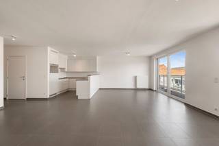Dit instapklare appartement is gelegen binnen de Residentie Linum. De residentie geniet van een uitstekende ligging nabij het centrum van Wevelgem, openbaar vervoer, winkels, … Het appartement geniet van een kwalitatieve afwerking.<br />Indeling als volgt: Inkomhal, leefruimte met open uitgeruste open keuken en terras, berging met aansluiting voor wasmachine en extra opslagplaats, afzonderlijk toilet, ruime slaapkamer en badkamer met douchebad en wastafelmeubel. <br /><br />Daarnaast is er nog een gemeenschappelijk afvallokaal en afgesloten fietsenberging. <br /><br />Ideaal als vaste woont en/of investering. Voor meer informatie of een bezoek ter plaatse contacteer Imani op het nummer 0478 26 26 36.