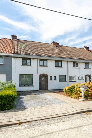rong>Te koop: Toffe gezinswoning in een residentiële buurt van Waregem, vlak bij het centrum van Nieuwenhove.
<p>Deze woning onderging al tal van renovaties waaronder het dak, de ramen en de badkamer. Achteraan de woning werd een volledig nieuwe uitbouw geplaatst met nieuwe keuken. Aansluitend kan je de eetkamer en living terugvinden. Op het gelijkvloers is ook nog een praktische wasberging en technische ruimte aanwezig.<br /><br />Op het eerste verdiep hebben we 3 slaapkamers en een badkamer. De badkamer is voorzien van bad, douche, dubbele lavabo en toilet. Via een vaste trap kan je ook nog de zolderkamer/ slaapkamer bereiken.</p>
<p><strong>Troeven:</strong><br />• Centrale ligging in Waregem nabij voorzieningen<br />• 3 volwaardige slaapkamers<br />• Energiezuinig met EPC-label B</p>
<p> </p>
<p>Neem vandaag nog contact op voor meer informatie of een bezoek.</p>
<p>JOUW DROOMHUIS. ZO GEVONDEN!</p>