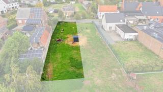 <p>Op zoek naar een rustig en centraal gelegen bouwgrond in een aangename omgeving? Zoek niet verder! <strong>Wij bieden twee zuid georiënteerde bouwgronden aan op deze locatie. </strong></p><p>De grond omvat twee stukken bouwland,<strong> telkens met een oppervlakte van 585m².</strong> De bouwbreedte bedraagt 8,40m x 18m op de benedenverdieping. De hoger gelegen verdiepingen mogen 15m diepte hanteren. </p><p>De gronden zijn geschikt voor een halfopen bebouwing, in samenspraak met de aangrenzende buren. </p><p>De mogelijkheid bestaat om één of twee bouwloten aan te kopen. Een kleinschalig bouwproject met 2 HOB's behoort tot de mogelijkheden. De gronden worden aan een bedrag van € 235.000 aangeboden. </p><p>Informeer alvast naar alle voorwaarden voor deze bouwgronden. </p><p>Contacteer me via 0478 59 77 41 of michiel@altro-vastgoed.be</p>