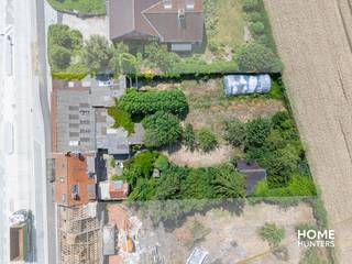 Ontdek deze unieke eigendom te Moorslede: een ruime woning met karakter én een grote loods van meer dan 200 m², ideaal voor zelfstandigen, hobbyisten of investeerders.<br /><br />Indeling woning:<br />Bij het betreden van de woning kom je binnen in een ruime inkomhal, die toegang geeft tot de rest van het huis. De grote keuken biedt voldoende ruimte voor een ontbijthoek of eettafel en sluit aan op een aparte, gezellige leefruimte. Verder vind je nog een praktische bijkeuken, een lichte veranda met uitzicht op de tuin, en nog veel meer functionele ruimtes die naar eigen wens ingericht kunnen worden.<br /><br />De loods:<br />Naast de woning bevindt zich een ruime loods van meer dan 200 m². Deze biedt tal van mogelijkheden: opslag, werkruimte, atelier, garages of zelfs gedeeltelijke herbestemming (mits goedkeuring).<br /><br />Het perceel:<br />Met een totale oppervlakte van 1358 m² geniet je hier van uitstekende buitenruimte. Het perceel is geschikt voor verschillende toepassingen: uitbreiding, tuinprojecten, eventueel (na navraag bij de gemeente) een bijgebouw of tweede wooneenheid.<br /><br />Troeven:<br />*Grote loods met vele gebruiksmogelijkheden<br /><br />*Volledig perceel van 1358 m²<br /><br />*Sterke basisstructuur met veel potentieel<br /><br />*Verschillende uitbreidingsopties<br /><br />*Gelegen op een vlot bereikbare locatie<br /><br />Voor meer informatie of een plaatsbezoek contacteer Home Hunters via hallo@homehunters.be of op het nummer 057/377.477