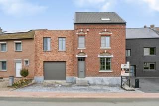 <p><u><strong>TROEVEN:</strong></u><br />+ Asbestveilig<br />+ Inpandige garage<br />+ Geen renovatieplicht<br />+ Rustige ligging met goede verbindingen<br /><br />Welkom in deze charmante eengezinswoning gelegen aan de Kortenbosstraat in Sint-Truiden. Dit huis, gebouwd in 1930 en recentelijk grotendeels gerenoveerd in 2019, ademt een warme sfeer die je meteen thuis laat voelen en straalt vandaag nog steeds dezelfde klasse en uitstraling uit waarmee ze destijds werd ontworpen.<br /><br />Achter de karaktervolle gevel schuilt een woning met bijzonder veel potentieel. Via de ruime inkomhal met gastentoilet kom je terecht in de royale leefruimte met aansluitend open keuken, voorzien van alle modern comfort. Naast de keuken ligt een praktische wasplaats. Grote raampartijen zorgen voor een aangename lichtinval en creëren een mooi contact met de tuin.</p>
<p>Met een indrukwekkend perceel van maar liefst 900m² heb je volop ruimte om te genieten van de buitenlucht. De tuin biedt een geweldige mogelijkheid voor het creëren van een persoonlijke oase waarin je kunt ontspannen of samenzijn met vrienden en familie.<br /><br />De trap leidt je naar het eerste verdiep met 2 ruime slaapkamers, een polyvalente kamer en een in te richten badkamer met aansluitend dressing.<br /><br />Een vaste trap vanuit de polyvalente kamer leid je naar de 2de verdieping. Hier vind je nog 2 extra slaapkamers, een badkamer en CV-ruimte.<br /><br />De garage is een praktische aanvulling die ervoor zorgt dat je je auto veilig kunt parkeren en geeft rechtstreeks toegang tot de tuin. De strategische ligging van deze woning maakt het eenvoudig om te genieten van de nabijheid van lokale voorzieningen zoals winkels, scholen en openbaar vervoer.</p>
<p>Dit is niet zomaar een huis, maar een plek waar je nieuwe herinneringen kunt creëren.<br /><br />Wie droomt van een stijlvolle thuis die met enkele afwerkingen kan uitgroeien tot een hedendaagse en luxueuze gezinswoning, vindt hier een unieke opportuniteit.<br /><br /><strong><u>CONTACT:</u></strong><br />Als je op zoek bent naar een woning die authentiek karakter combineert met moderne gemakken, dan is deze woning de ideale keuze. <br />Contacteer mij voor meer info of voor een vrijblijvende afspraak via 0475/47.44.50. Ik verwelkom je graag in jouw toekomstige thuis.<br /><br /><em>De vermelde oppervlaktes zijn slechts indicatief. Katrien Wouters - creating IMMOtions kan niet verantwoordelijk gesteld worden voor de juistheid van de aan haar verstrekte gegevens.</em></p>