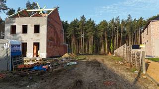 <p><span>Bent u op zoek naar een bouwgrond waar rust, natuur en bereikbaarheid perfect samenkomen? Dan is dit perceel in de Heesterstraat in Ham precies wat u zoekt.</span></p>
<p><span>Deze bouwgrond voor </span><strong><span>halfopen bebouwing</span></strong><span> is gelegen in een </span><strong><span>doodlopende straat</span></strong><span>, wat zorgt voor bijzonder weinig verkeer en een uiterst rustige woonomgeving. Achteraan grenst het perceel aan een </span><strong><span>bos</span></strong><span>, wat een uniek gevoel van privacy en natuur creëert. Hier woont u dagelijks in een groene en serene omgeving.</span></p>
<p><span>De ligging combineert rust met een uitstekende bereikbaarheid. Op </span><strong><span>slechts enkele kilometers van de oprit van de autosnelweg</span></strong><span> bent u vlot verbonden met de omliggende steden. Bovendien bevindt het </span><strong><span>centrum van Ham</span></strong><span> zich vlakbij, waar u winkels, scholen en andere voorzieningen terugvindt.</span></p>
<p><span>Kort samengevat:</span></p>
<ul>
<li>
<p><span>Bouwgrond voor </span><strong><span>halfopen bebouwing</span></strong></p>
</li>
<li>
<p><span>Gelegen in een </span><strong><span>doodlopende straat</span></strong></p>
</li>
<li>
<p><strong><span>Grenzend aan een bos</span></strong><span> – maximale rust en groen</span></p>
</li>
<li>
<p><strong><span>Zeer rustige woonomgeving</span></strong></p>
</li>
<li>
<p><strong><span>Vlotte verbinding</span></strong><span> naar de autosnelweg</span></p>
</li>
<li>
<p><strong><span>Centrum van Ham</span></strong><span> op korte afstand</span></p>
</li>
</ul>
<p><span>Rustiger gelegen bouwgronden zijn zelden te vinden. Ideaal voor wie wil bouwen in een groene omgeving zonder in te boeten aan bereikbaarheid.</span></p>
<p><span>Interesse? Contacteer ons voor meer informatie of een bezoek ter plaatse.</span></p>