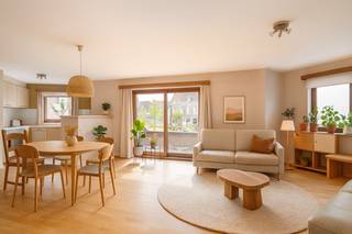 Ben jij op zoek naar een lichtrijk appartement pal in het centrum van Oudenaarde? Gevonden!<br /><br />De centrale en vlot bereikbare ligging op een boogscheut van alle mogelijke faciliteiten, de ruime slaapkamer en de aangename, lichtrijke living zijn maar enkele van de vele troeven die we hier terugvinden.<br /><br />INDELING:<br />Je komt het appartement binnen via de inkomhal. Van hieruit heb je toegang tot de open living met keuken, de slaapkamer en de badkamer.<br /><br />GARAGEBOX + BERGING:<br />Daarbovenop beschikt het appartement ook nog eens over een garagebox en een ondergrondse berging. Deze worden mee verkocht voor 25.000 EUR<br /><br />Lijkt dit appartement wel iets voor jou? Aarzel dan zeker niet en contacteer ons vandaag nog voor een afspraak!