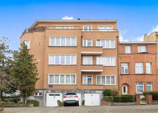 <strong>LAEKEN</strong>, quartier Pagodes, bel appartement 2 chambres de ± 83m² à rénover avec garage box et emplacement de parking extérieur attenant inclus. <br /><br /><span>Au 2ème étage :</span><br />
<ul>
<li>Hall d'entrée - Carrelages</li>
<li>Living de ± 28m² - Parquet</li>
<li>Cuisine non équipée de ± 7m² - Carrelages</li>
<li>Hall de nuit</li>
<li>Chambre 1 de ± 9m²</li>
<li>Chambre 2 de ± 16m²</li>
<li>Salle de bains de ± 3,5m² - Carrelages</li>
<li>Terrasse de ± 2,3m²</li>
</ul>
Cave de ± 3,4m²<br /><br />Garage box + emplacement de parking extérieur attenant inclus dans le prix<br /><br />Provision charges : 300€/ mois - Frais communs, eau chaude et chauffage