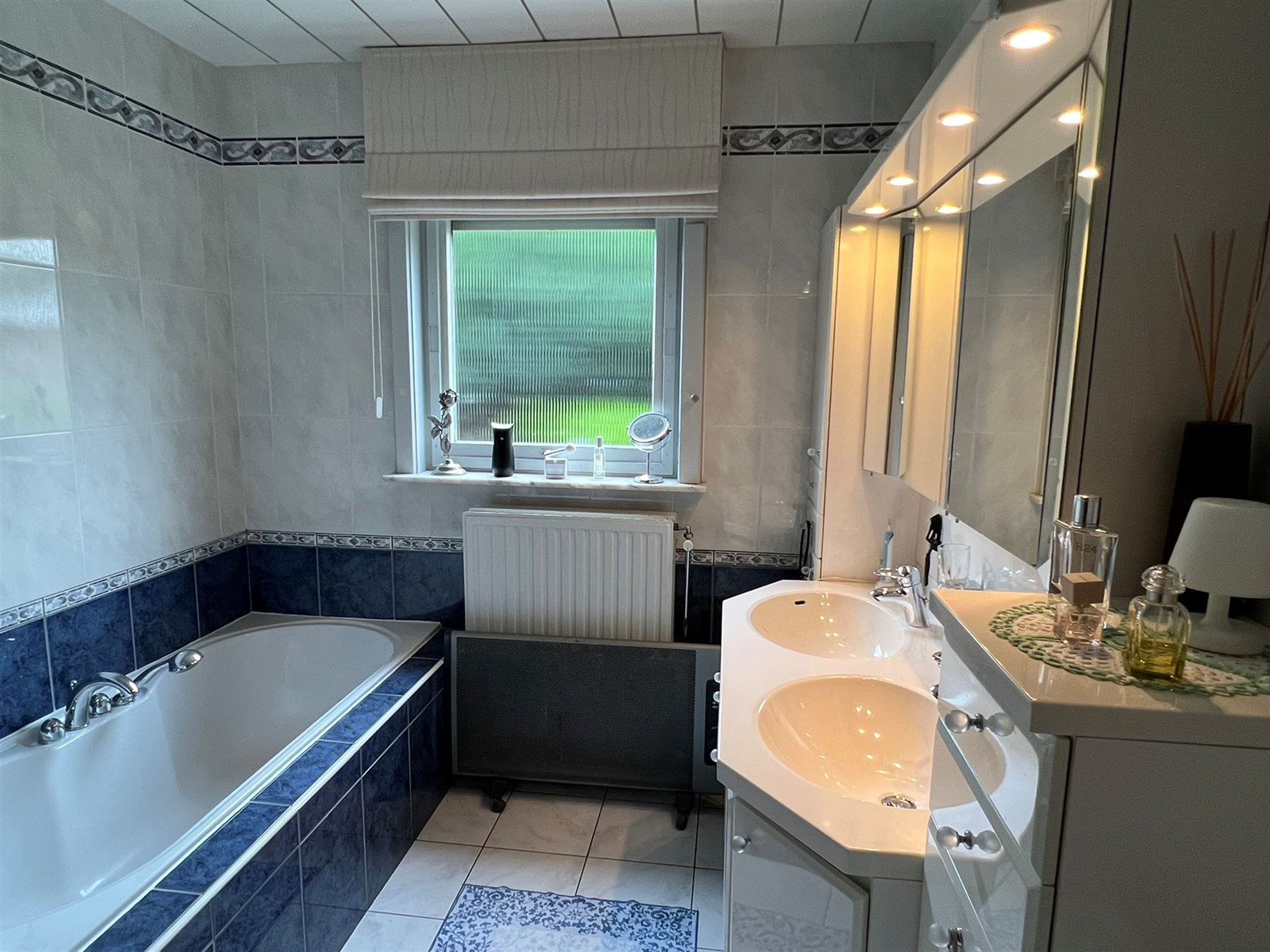 Comfortabele villa met een prachtige tuin en praktische bijgebouwen - foto 5