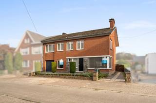 Uitzonderlijk ruime driegevelwoning met 5 slaapkamers in Roeselare. Gebouwd in '66 maar heeft wel heel wat te bieden. Zeer verzorgd en degelijk. <br />Dubbel zo groot dan een normale woning. 2 opritten en veel parking. <br />Beperkte kosten voor de slimme investeerders kunnen deze investering op korte / lange termijn financieel mogelijk maken.<br /><br /><strong>Rustig en centraal gelegen in een residentiële straat:</strong> ruime driegevelwoning op een zuidelijk georiënteerd perceel van ca. 417 m².<br /><br /><strong>Deze woning </strong>beschikt over meer dan <strong>190 m² woonoppervlakte</strong>, een ruime inkomhal, apart bureel, lichtrijke L-vormige leefruimte met parket en haard, vernieuwde recent vernieuwde keuken met zithoek, berging/wasplaats en garage.<br />Op de eerste verdieping bevinden zich vijf ruime slaapkamers, een dressing en een badkamer die renovatie vraagt.<br />Verder zijn er een zeer grote zolder, kelder, garage en extra oprit naast de woning.<br /><br />De<strong> discrete zuidgerichte tuin</strong> met grasperk en tuinhuis biedt volop privacy en zon.<br /><br /><strong>Troeven:<br />- </strong>EPC-label C, dubbele beglazing<br />- Deels recent vernieuwde pvc-ramen<br />- Duurzame parketvloer <br />- Asbestdak kan wachten tot later<br />- 5 slpk | bureel | kelder | berging | grote zolder<br />- Nieuwe keuken <br />- 190m2 wonen is uniek in Roeselare !<br />- Sterke woning met beperkte kosten &amp; mogelijkheden voor later<br />- Badkamer, elektriciteit en verwarming is een werkpunt<br /><br />Ideaal voor gezinnen, thuiswerkers en wie op zoek is naar een woning met potentieel.<br /><br />Benieuwd naar deze unieke woning? Contacteer Domicill Vastgoed vandaag nog en plan uw bezoek in!  <br />Van harte welkom. 