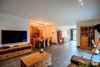 <p><span>Recent gebouwde, ruime halfopen bebouwing (2022) met gebruik van kwalitatieve en tijdloze materialen gelegen op een top locatie te Essen-Heikant</span></p><p><span> </span></p><p><span>Gelijkvloers</span></p><p><span>Welkom in de ruime inkomhal van deze recente halfopen bebouwing met gastentoilet en handenwasser.</span></p><p><span>De grote leefruimte baadt in het licht en biedt vooraan een extra polyvalente kamer — ideaal als bureau, speelkamer of hobbyruimte.</span></p><p><span>Achteraan vind je de volledig ingerichte landelijke eiken keuken met ziteiland. Deze kwaliteitskeuken is uitgerust met:</span></p><p><span>-vaatwasmachine</span></p><p><span>-combi-oven</span></p><p><span>-oven</span></p><p><span>-inductiekookplaat met dampkap</span></p><p><span>-koelkast</span></p><p><span>-dubbele spoelbak</span></p><p><span> </span></p><p><span>Via het grote schuifraam stap je zo de tuin in.</span></p><p><span>Aansluitend vind je de wasplaats met voorziening voor wasmachine en droogkast, de technische installaties én een buitendeur richting tuin.</span></p><p><span> </span></p><p><span>Eerste verdieping</span></p><p><span>De open trap met sfeerverlichting brengt je naar de overloop van de eerste verdieping.</span></p><p><span>Hier bevinden zich drie ruime slaapkamers (parketvloer + airco) en een grote badkamer.</span></p><p><span>De badkamer is uitgerust met:</span></p><p><span>-ligbad</span></p><p><span>-inloopdouche met regendouche</span></p><p><span>-dubbele wastafel</span></p><p><span>-toilet</span></p><p><span> </span></p><p><span>Tweede verdieping / duplexruimtes</span></p><p><span>De twee slaapkamers achteraan bieden elk toegang tot een eigen duplexruimte — ideaal als extra slaapkamer, speelruimte of dressing.</span></p><p><span>Eenvoudig plaatsen van een vaste trap, reeds ingetekend op de plannen.</span></p><p><span> </span></p><p><span>Kelder</span></p><p><span>Kruipkelder onder de volledige woning.</span></p><p><span> </span></p><p><span>Tuin</span></p><p><span>Geniet van een grote, onderhoudsvriendelijke tuin met houten tuinhuis.</span></p><p><span>Aan de woning ligt een aangelegd terras.</span></p><p><span>Vooraan vind je een brede oprit met autostaanplaats én via de zijkant kan je met de wagen doorrijden tot in de tuin.</span></p><p><span> </span></p><p><span>Bijzonderheden</span></p><p><span>Recent gebouwde woning (2022) met nieuwste technieken én isolatie - volledig onder registratierechten (GEEN BTW)</span></p><p><span>Instapklaar</span></p><p><span>Gegeerde, rustige ligging</span></p><p><span>Tijdloze en kwalitatieve materialen</span></p><p><span>Zeer veel ruimte binnen én buiten</span></p><p><span>Onderhoudsvriendelijke ruime tuin</span></p><p><span>3 ruime slaapkamers waarvan 2 met duplexruimte + apart bureau </span></p><p><span>Conform gekeurde elektriciteit</span></p><p><span>Zeer gunstig EPC: A (vloerverwarming, warmtepompen, uitstekend geïsoleerd, hoogrendementsglas,...) </span></p><p><span>Waterput 5.000 liter</span></p>