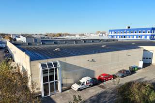 Magazijnruimte van 1.006m² met kantoren, refter en lokalen (508m²)Dit bedrijfsgebouw is gelegen in het Industriepark van Drongen, op een strategische...