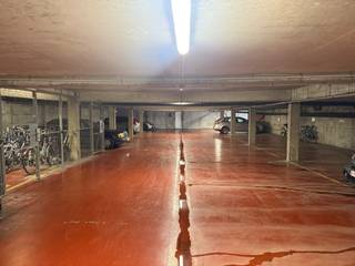 Ondergrondse staanplaats gelegen in de residentie Blandinus, op een strategische locatie in het centrum van Gent.<br /><br />Dankzij de automatische toegangspoort, de brede draaicirkel en de ruime afmetingen geniet u hier van een comfortabele en vlot bereikbare parkeerplaats. <br /><br />Met de heraanleg van de Kortrijksepoortstraat en de Nederkouter verdwijnen nog meer bovengrondse publieke parkeerplaatsen uit het straatbeeld, wat deze staanplaats tot een interessante investering maakt wegens de toename van de parkeerdruk.<br /><br />Een zeldzame opportuniteit voor bewoners, investeerders of pendelaars die op zoek zijn naar een veilige en praktische parkeeroplossing op een toplocatie in Gent.<br /><br />Voor meer informatie of een bezoek ter plaatse, contacteer ons via info@carloeggermont.be of telefonisch op +32 472 76 18 68.