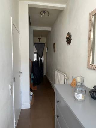 Gezellige woning te koop bestaande uit gelijkvloers bureau/ slaapkamer, dressing, badkamer met bad, ingerichte keuken, eetkamer, living, terras...