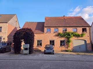 Te koop: karaktervolle vrijstaande woning met sfeervolle tuin, 2 garages en mogelijkheid voor praktijkruimte.Wij presenteren deze smaakvol...
