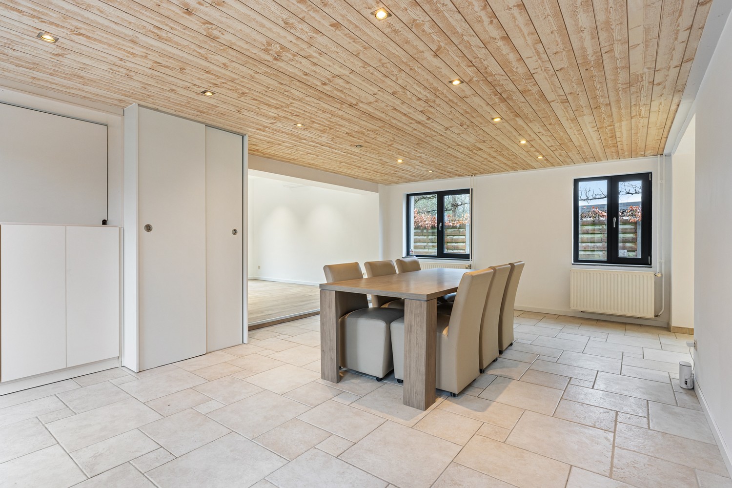 Gerenoveerde en instapklare woning met drie slaapkamers en achtergelegen tuin op een perceel van 11 are 5 centiare te Begijnendijk ! ! - foto 5