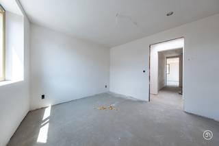 In het rustige en landelijke Sint-Amands wordt de kleinschalige residentie Delang opgetrokken. Het project bevindt zich op een uitstekende locatie, op wandelafstand van scholen, winkels en openbaar vervoer. Bovendien bevindt de residentie zich vlakbij de Schelde, waar je een aangename wandeling kan gaan maken. Het gebouw springt meteen in het oog door de sfeervolle, aangename gevel die de nodige rust uitstraalt.<br /><br />Het project is gelegen op de hoek van de Romain Steppestraat en de Emmanuel Rollierstraat en zal bestaan uit 8 praktisch ingerichte appartementen met 2 of 3 slaapkamers en ruime terrassen.<br />De doorrit geeft toegang tot de 13 autostaanplaatsen (waarvan 7 overdekt en 6 niet-overdekt) die zijn gelegen achteraan de residentie.<br />Verder vinden we nog een gemeenschappelijke fietsenberging.<br /><br />De units zullen bijna-energieneutraal zijn en voldoen aan de huidige energienormen. <br />Er wordt oa. gebruik gemaakt van warmtepompen (geothermie), een ventilatiesysteem type D en zonnepanelen.<br /><br />Er wordt gestreefd naar een kwalitatieve afwerking tot in de puntjes. De inrichting kan zelf gekozen worden.<br /><br />Wenst u meer informatie over dit kwalitatieve nieuwbouwproject?<br />Contacteer ons gerust via info@julimmo.be of 03 303 39 36.