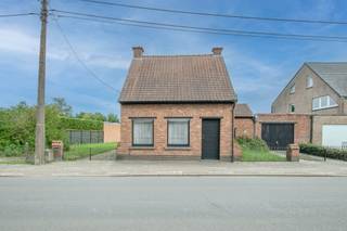 <p><span>Te renoveren open bebouwing / bouwgrond op een mooi perceel van 930m²</span></p><p><span> </span></p><p><span>Dit betreft een uitstekend gelegen eigendom met vele mogelijkheden nabij het Stropersbos.</span></p><p><span>De te renoveren woning is gelegen op een mooi perceel grond met een straatbreedte van 23,50m op de bouwlijn.</span></p><p><span>De mogelijkheid om te bouwen aan 6% BTW (sloop &amp; heropbouw), de veelzijdige ligging met vlotte mobiliteit en de groene omgeving zijn slechts enkele van de vele troeven.<br /><br /></span><span>INDELING</span></p><p><span><br /></span><span>Gelijkvloers:</span></p><p><span>Inkomhal.</span></p><p><span>Comfortabele leefruimte met veel lichtinval.<br />Keuken.<br />Badkamer met bad/douche combinatie, toilet en lavabo.<br />Berging en garage.</span></p><p><span>Zeer mooie tuin met uitgestrekt uitzicht over het achtergelegen landschap.</span></p><p><span> </span></p><p><span>1e verdieping:</span></p><p><span>2 slaapkamers.</span></p><p><span> </span></p><p><span>EXTRA</span><span><br />Grondig te renoveren / te verbouwen woning.</span></p><p><span>Mogelijkheid tot bouwen aan 6% BTW (sloop &amp; heropbouw).</span></p><p><span>Straatbreedte van 24,5m aan rooilijn, 23,5m aan bouwlijn.</span></p><p><span>Uitstekend gelegen op wandelafstand van Stropersbos, lagere school en bakker.</span></p><p><span>Tevens ook nabij de schitterende polders en dijken tussen Sint-Gillis-Waas, De Klinge en Meerdonk.<br />Vlotte mobiliteit via E34 (Antwerpen-Gent).</span></p><p><span> </span></p><p><span>Absolute topper in zijn klasse! </span></p><p><span> </span></p><p><span>EPC: Label F - 1.083kWh/m²</span></p><p><span>Wg - Vg - Gvv - Gvkr - Gmo</span></p><p><span><br /><br /></span></p><p><span> </span></p>