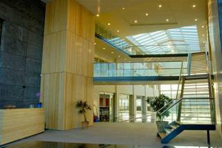 Office 26 is gelegen in Lummen, pal aan afrit 26 en vlakbij de verkeerswisselaar "Het Klaverblad" welke de kruising is tussen de E313 (Antwerpen - Luik) en E314 (Brussel - Aken). Hierdoor is er een uitstekende verbinding naar Antwerpen, Brussel, Luik, Maastricht, Eindhoven, Aken, Keulen, ...) . er zijn voldoende parkeermogelijkheden voorzien.<br />Het gebouw met representatief karakter is gelegen op een volledig aangelegd en omheind terrein met de nodige groenvoorzieningen.<br />Het beschikt over een prachtig atrium welke uitermate geschikt is voor recepties, evenementen, ... . Het gebouw heeft een hoge afwerkingsgraad. Het is volledig gemeubeld, vloeren zijn afgewerkt in parket en natuursteen. Er is sanitair en keuken voorzien.<br />De diensten zijn inbegrepen. Denk aan meubels, netwerkinfrastructuur, internetinfrastructuur, onderhoud tuinen en binnenplanten, beveiliging, alarm, verzekering gebouw, huisvuil, klein materiaal sanitair, elektriciteit, gas water, koffieautomaat, toestellen water, ... .<br />Er zijn 4 units beschikbaar, welke uiteraard kunnen gekoppeld worden.<br />Wenst u deze te bezoeken? Neem contact op met Valère Vangeel op het nummer 0472 323 424 of mail valere@vestio.com .