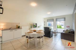 Dit <strong>instapklare gelijkvloerse appartement</strong> biedt een comfortabele indeling met een praktische leefruimte en een uitstekende ligging op wandelafstand van openbaar vervoer (<500 m). Ideaal voor alleenstaanden, koppels of als investering.<br /><strong>Indeling</strong>
<ul>
<li><span><strong>Lichtrijke zithoek</strong> met directe verbinding naar de keuken</span></li>
<li><span><strong>Open keuken met eethoek</strong>, functioneel ingericht</span></li>
<li><span><strong>1 ruime slaapkamer</strong></span></li>
<li><span><strong>Wasplaats/berging</strong> met aansluitingen</span></li>
<li><span><strong>Gelijkvloerse toegang</strong>, dus volledig drempelvrij</span></li>
<li><span><strong>Privatieve kelderberging</strong>, ideaal voor extra opslag</span></li>
</ul>
<strong>Troeven</strong>
<ul>
<li><span>Rustige ligging in een verzorgde residentie</span></li>
<li><span>Openbaar vervoer op minder dan 500 meter</span></li>
<li><span>Gelijkvloers wonen</span></li>
<li><span>Kelderberging inbegrepen</span></li>
<li><span>Perfect als starterswoning of investering</span></li>
<li><span>Pand is momenteel verhuurd (stabiel rendement)</span></li>
</ul>
<strong>Contact</strong>
<ul>
<li><span>Voor meer informatie of een bezoek: </span><strong>Giovanni Maessen +32 477 57 00 41</strong></li>
</ul>
<ul>
<li><span>Of email<strong> admin@verkoopanders.be</strong></span></li>
</ul>
<br /><strong><em><span>VerkoopAnders is geen makelaar. VerkoopAnders adviseert de eigenaar zijn woning ZELF te verkopen en ondersteunt deze hierbij met een uitgebreid gamma aan diensten en professioneel advies. Hierdoor besparen zowel de eigenaar als de koper duizenden euro's en staat dit pand scherp geprijsd.</span></em></strong><br />