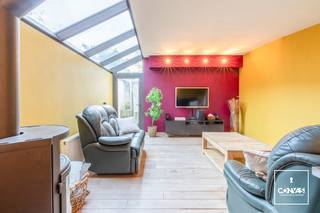 Op zoek naar een <strong>ruime woning</strong> met karakter en een uitstekende ligging? Dan is deze charmante woning in de Klinkkouterstraat 52 in Sint-Amandsberg zeker een bezoek waard.<br /><br />De woning geniet van een gunstige ligging in een <strong>rustige straat</strong>, op korte afstand van winkels, scholen, openbaar vervoer en belangrijke invalswegen. Bovendien bereik je het bruisende centrum van Gent in slechts enkele minuten fietsen, terwijl je toch geniet van de rust van een aangename woonomgeving.<br /><br />Bij het binnenkomen word je ontvangen in een brede hal met toegang tot een grote <strong>kelder</strong>. Via een schuifdeur kom je in de keuken met <strong>open leefruimte met woon- en eetgedeelte</strong>. Aansluitend vind je nog een toilet en een koer.<br /><br />Op de eerste verdieping vind je twee ruime slaapkamers en een badkamer met apart toilet. Op de tweede verdieping vind je nogmaals twee ruime slaapkamers en toegang tot de ruime af te werken <strong>zolder</strong>.<br /><br /><strong>Troeven: </strong>centrale ligging, <strong>vier slaapkamers, </strong>karakteristieke voorgevel,<strong> vernieuwde badkamer, </strong>geen renovatieplicht<br /><br />Wenst u deze woning te bezoeken? Contacteer Yasmin via een online aanvraag of via yasmin@convas.be (met vermelding van uw telefoonnummer)