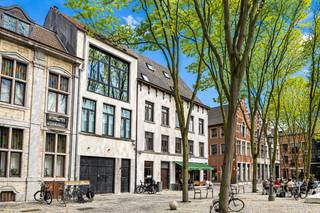 Gelegen aan de charmante Stadswaag, één van de meest gegeerde buurten van het historisch centrum van Antwerpen, bevindt zich deze uitzonderlijke opbrengsteigendom met tal van mogelijkheden. Dankzij de absolute topligging woont u hier op wandelafstand van winkels, horeca, cultuur, openbaar vervoer en alles wat de binnenstad te bieden heeft.<br />Deze eigendom vormt de ideale combinatie van <strong>zelf wonen en investeren</strong>. U kan zelf comfortabel wonen in de ruime triplexwoning, terwijl de drie studio’s verder verhuurd worden en zorgen voor een interessante huuropbrengst. Eveneens perfect geschikt als zuivere investering of meergezinswoning.<br /><br /><strong>Indeling hoofdwoning (triplex)</strong><br />De triplexwoning beschikt over een eigen inkomhal, garage en traphal. Daarnaast is er een lift aanwezig die alle verdiepingen van de woning bereikt, van kelder tot bovenste verdieping (liftmotor dient vervangen te worden).<br />Op de eerste verdieping bevinden zich twee slaapkamers met centraal gelegen badkamer en een apart toilet.<br />De tweede verdieping omvat een ruime en lichtrijke woonkamer.<br />Op de tussenverdieping vindt u de keuken met eetruimte en een praktische berging/wasplaats.<br />De bovenste verdieping beschikt over een derde slaapkamer met badkamer ensuite.<br /><br /><strong>Studio’s</strong><br />Achteraan het hoofdgebouw bevindt zich een gelijkvloerse studio, bereikbaar via de stadskoer.<br />In het achterliggende gebouw bevinden zich nog twee bijkomende studio’s:
<ul>
	<li><span>een gelijkvloerse studio met mezzanine </span></li>
	<li><span>een duplexstudio op de eerste verdieping </span></li>
</ul>
Elke studio beschikt over een eigen keuken, badkamer, zithoek en slaapgedeelte.<br /><br /><strong>Extra troeven</strong><br />Onder het volledige gebouw bevindt zich een ruime kelder, bereikbaar via trap of lift.<br /><br /><strong>Bijzonderheden</strong><br />+ Topligging in historisch centrum Antwerpen<br />+ Combinatie van wonen en investeren<br />+ Triplexwoning met garage<br />+ 3 verhuurbare studio’s<br />+ Lift aanwezig<br />+ Ruime kelder onder volledig gebouw<br />+ Veel potentieel en diverse mogelijkheden
<ul>
	<li>Liftmotor dient vervangen te worden</li>
</ul>