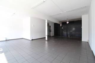 <p>Handelspand gelegen nabij Heusdencentrum. Uitermate geschikt voor diverse doeleinden. </p><p>De indeling is de volgende: commerciële ruimte / kantoorruimte, bijkeuken met toilet en een opslagplaats (garage). </p><p>Het gehele gebouw is uitgerust met dubbele beglazing en wordt verwarmd door individuele verwarming. </p><p>Gezien het feit dat dit een snackbar was is er op heden geen verwarming aanwezig, dit kan bekeken worden met de eigenaar. </p><p>Het pand is gekenmerkt door de vele mogelijkheden naar gebruik toe! Elk voorstel dient besproken te worden met de eigenaar waarna ze hun beslissing zullen doorgeven. </p><p>Interesse voor het plannen van een bezoek? Contacteer me via 0478 59 77 41 of michiel@altro-vastgoed.be</p>