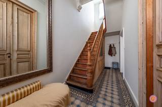 PLAN JOUW BEZOEK: calendly.com/julimmo/tuyaertsstraat<br /><br />In de karaktervolle Tuyaertsstraat, gekenmerkt door haar statige herenhuizen, vinden we deze prachtige en recent gerenoveerde woning. Met 224 m² woonruimte combineert ze karakter met hedendaags comfort.<br /><br />Via de charmante inkomhal met authentieke tegel en trap betreed je de lichtrijke leefruimte met parketvloer en houtkachel. Aansluitend bevindt zich de recent vernieuwde, volledig uitgeruste keuken met eetplaats en zicht op de tuin. Verder beschikt het gelijkvloers over een gastentoilet, wasplaats en garage.<br /><br />Op de eerste verdieping bevinden zich twee ruime slaapkamers en een stijlvolle badkamer met inloopdouche, dubbele lavabo en toilet. De tweede verdieping werd ingericht als een sfeervolle mini-loft met slaapkamer, dressing en een eigen badkamer. Verder is er een ruime kelder en zolder.<br /><br />Buiten geniet je van een ruime, zuidgerichte stadstuin, waar het heerlijk ontspannen is.<br /><br />Ook de ligging is een absolute troef. De Schorre bevindt zich op amper 300m en de jaagpaden langs de Rupel nodigen uit tot wandelen en fietsen. Bovendien zorgt de ligging voor een perfecte uitvalsbasis richting verschillende steden zoals Antwerpen, Brussel en Mechelen.<br /><br />Een unieke herenwoning waar karakter, comfort en een centrale maar groene ligging perfect samenkomen.<br /><br />Heb je interesse in deze woning?<br />Neem gerust contact op via info@julimmo.be of 033033936