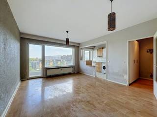 À vendre – Appartement 1 chambre avec grande terrasse – Evere <br /><br />Situé à Evere, dans un quartier résidentiel recherché à proximité immédiate de l’OTAN, de l’aéroport de Bruxelles et des institutions européennes, cet appartement 1 chambre de ±55 m² avec grande terrasse représente une belle opportunité pour un premier achat ou un investissement immobilier.<br /><br />Au 5ᵉ étage d’une copropriété bien entretenue (immeuble de 1965), ce bien bénéficie d’une belle luminosité, d’une vue dégagée et d’un environnement calme et stratégique.<br /><br />Composition du bien :<br /><br />Séjour lumineux ±22 m² avec accès terrasse<br />Cuisine séparée ±7 m²<br />Chambre ±10 m²<br />Salle de bains ±4 m²<br />Débarras ±3 m²<br />Hall d’entrée ±5 m²<br />Grande terrasse<br />Surface totale : ±55 m²<br /><br />Atouts :<br /><br />Appartement 1 chambre avec grande terrasse à Evere<br />Excellent emplacement : OTAN, aéroport, Commission européenne<br />Quartier très demandé à Bruxelles<br />Bonne performance énergétique (PEB C)<br />Copropriété ayant bénéficié de travaux récents (isolation + chaudière cogénération)<br />Idéal investissement locatif ou premier achat<br /><br />Informations complémentaires :<br /><br />PEB : C<br />Électricité non conforme<br />Charges communes : ±200 à 250 €/mois<br />Immeuble rénové énergétiquement<br />Année de construction : 1965<br /><br />Bien situé dans un secteur stratégique de Bruxelles, proche de Schaerbeek, Woluwe et du centre-ville, avec accès rapide aux transports et axes principaux.<br /><br />Présenté par We Invest Bruxelles-Europe<br />Visites uniquement sur rendez-vous avec Fred Top<br /><br />Appartement 1 chambre à vendre à Evere – opportunité rare avec terrasse dans un quartier à forte demande.