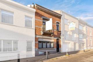 <p>Voor meer info of een bezoek, bel 053 59 49 33 - Ruime gezinswoning met <strong>drie tot vier slaapkamers, kelder en zonnige tuin</strong>. Ontdek deze <strong>instapklare</strong>, ruime woning die ideaal is voor gezinnen die op zoek zijn naar comfort, ruimte en een aangename ligging. De woning beschikt over <strong>drie volwaardige slaapkamers</strong>, waarvan twee zich bevinden op de eerste verdieping, de <strong>master bedroom is voorzien van een dressing</strong>. <strong>De derde slaapkamer</strong>, gelegen op de zolderverdieping van maar liefst <strong>40 m²</strong>, biedt dankzij haar grootte de perfecte mogelijkheid om op eenvoudige wijze te worden <strong>opgesplitst in twee afzonderlijke kamers</strong> – ideaal voor een groter gezin of om een thuiskantoor en logeerkamer te combineren. De moderne, <strong>volledig ingebouwde open keuken</strong> vormt samen met de lichtrijke, ruime woonkamer het hart van de woning, waar gezelligheid en functionaliteit centraal staan. De badkamer is stijlvol ingericht en uitgerust met een inloopdouche, een dubbele lavabo en een toilet, in de inkomhal bevindt er zich ook een afzonderlijk toilet. Verder is er een handige berging aanwezig voor extra opbergruimte, én een kelder die tal van mogelijkheden biedt. Buiten geniet je volop van de zon op het <strong>zuidwest-georiënteerde terras</strong> en in de <strong>verzorgde tuin</strong> – perfect voor lange zomeravonden, barbecues of spelende kinderen. Deze woning combineert ruimte, comfort en een doordachte indeling in een aangename woonomgeving. <strong>Het platte dak werd volledig vernieuwd in 2023.</strong></p>