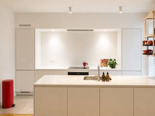 Instapklaar gerenoveerd appartement te koop in de gegeerde Pulhofwijk in Berchem (Antwerpen), gelegen in de rustige en charmante Marie-Josélaan – één van de mooiste lanen van de buurt.<br /><br />Dit lichtrijke appartement combineert modern wooncomfort met authentieke elementen, wat zorgt voor een warme en stijlvolle uitstraling. Ideaal voor wie op zoek is naar een comfortabel appartement op een toplocatie in Berchem.<br /><br />De centrale ligging in de Pulhofwijk biedt een perfecte balans tussen rust en bereikbaarheid. Op wandelafstand bevinden zich winkels, supermarkten, bakkerijen, restaurants en cafés. Bovendien geniet u van een uitstekende verbinding met het openbaar vervoer (tram, bus en station Berchem) en een vlotte toegang tot het centrum van Antwerpen en de belangrijkste invalswegen.<br /><br />Indeling van het appartement<br />2 volwaardige slaapkamers<br />1 moderne badkamer<br />Open, volledig uitgeruste keuken<br />Lichtrijke en rustige leefruimte<br />Klein, gezellig terras<br />Privéberging<br /><br />Troeven van dit appartement in Berchem<br />Gelegen in de populaire Pulhofwijk<br />Rustige straat met karakter (Marie-Josélaan)<br /><br />Volledig gerenoveerd en instapklaar<br />Ideaal voor eigen bewoning of investering<br />Uitstekende mobiliteit (openbaar vervoer & invalswegen)<br /><br />Interesse? Mail naar: mariejoselaan73@gmail.com