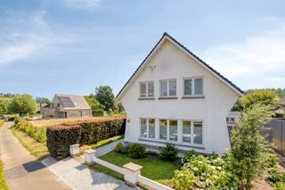 Bent u op zoek naar een instapklare villa waar rust, ruimte en een centrale ligging perfect samenkomen? Dan is deze charmante woning precies wat u zoekt.
U wordt verwelkomd via de inkomhal die uitgeeft op een lichtrijke leefruimte, gevolgd door een recent vernieuwde, volledig uitgeruste keuken. Aansluitend bevindt zich een praktische, volledig op maat gemaakte wasplaats en een handige bergkelder.
Op de verdieping beschikt de woning over drie volwaardige slaapkamers, een verzorgde badkamer, een ruime bergzolder en diverse ingebouwde bergkasten.
Ook buiten weet deze eigendom te overtuigen. De recent vernieuwde tuin met een prachtig aangelegd terras vormt de ideale plek om in alle rust te genieten. Daarnaast is er een praktische tuinberging aanwezig.
De absolute blikvanger is zonder twijfel de recent gebouwde garage van maar liefst 60 m², perfect als garage, hobbyruimte of werkplaats. Dankzij de aanwezige zonnepanelen geniet u bovendien van een energiezuinige meerwaarde.
Deze verzorgde villa combineert een uitstekende ligging met hedendaags wooncomfort en vormt de ideale thuisbasis voor wie op zoek is naar kwaliteit, ruimte en een groene woonomgeving, vlak bij alle voorzieningen.
meer info: Michael@immoaccenta.be