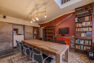 Karaktervolle jaren ’30-woning met authentieke gevel, gunstig gelegen nabij het centrum van Deinze.<br /><br />Deze unieke eigendom beschikt over maar liefst 371 m² bewoonbare oppervlakte en combineert charme, ruimte en veelzijdigheid.<br /><br />Bij het betreden van de woning komt u binnen in een statige inkomhal. Rechts bevindt zich een (momenteel ingerichte) ruime vergaderzaal, ideaal voor een zelfstandige activiteit of vrij beroep. Links bevindt zich een gastentoilet. Verder is er toegang tot de inpandige garage, en het woongedeelte.<br /><br />De woning beschikt over een keuken en een recent gerealiseerde uitbouw (2018) met een royale, open leefruimte. De bijzonder hoge plafonds en grote raampartijen zorgen hier voor een uitzonderlijk ruimtegevoel en een overvloed aan natuurlijk licht. Aansluitend situeert zich de aangename stadstuin.<br /><br />Daarnaast is de woning volledig onderkelderd, wat zorgt voor extra opslag- of gebruiksmogelijkheden.<br /><br />Op de bovenverdieping bevinden zich vier slaapkamers, een bureauruimte, een washoek en een badkamer uitgerust met o.a. een bad als een douche. Bovendien is er een ruime zolder aanwezig die uitbreidingsmogelijkheden biedt.<br /><br />De woning beschikt over een gunstig EPC-label B en is technisch degelijk (o.a. zonnepanelen, conforme elektrische keuring, ... ).<br />Er is parkeergelegenheid vooraan de woning, wat een bijzondere troef is.<br /><br />Kortom, een karaktervolle eigendom waar wonen en werken perfect in harmonie kunnen samengaan.