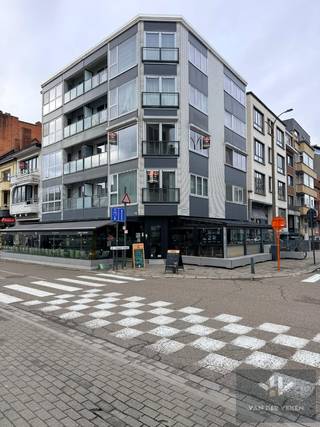 Dit appartement is onmiddellijk beschikbaar!Vaste kosten: € 100,00 per maandDit volledig opgefriste appartement biedt een aangename en comfortabele...