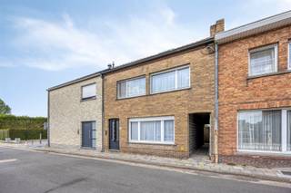 <p>Welkom bij deze centraal gelegen woning in Maldegem</p><p>Deze zeer degelijk gebouwde gezinswoning biedt comfortabele leefruimtes met drie ruime slaapkamers, ideaal voor gezinnen of voor wie extra ruimte wil. </p><p>Het interieur kenmerkt zich door authentieke details en een goede indeling. De woonkamer is voorzien van karakteristieke houten balken en biedt een warm en uitnodigend gevoel. De leefkeuken is functioneel ingericht en biedt alle noodzakelijke faciliteiten voor het dagelijks gebruik.</p><p>De toekomstige prachtige badkamer wacht op jou visie om te bepalen waar deze zal komen. De slaapkamers bieden voldoende ruimte voor meubels en zijn voorzien van natuurlijk licht door ramen.</p><p>Deze woning is gelegen in het levendige Maldegem, een gemeente met goede verbindingen naar omliggende gebieden. Het centrum is dicht bij en alle voorzieningen zoals winkels, scholen, het park, het zwembad en openbaar vervoer bevinden zich op wandelafstand.</p><p>Deze gezinswoning omvat ook praktische verharde buitenruimte die bereikbaar is via de zijtoegang, </p><p>Dit is een uitstekende gelegenheid voor kopers die op zoek zijn naar een solide, goed gelegen woning met veel binnenruimte en enorm veel potentieel.</p><p>Voor meer informatie en bezoeken, contacteer Bert Pauwels via email Bert@maximm.be en telefonisch op het nummer 0496/33.24.56</p><p><br /><br /> </p>